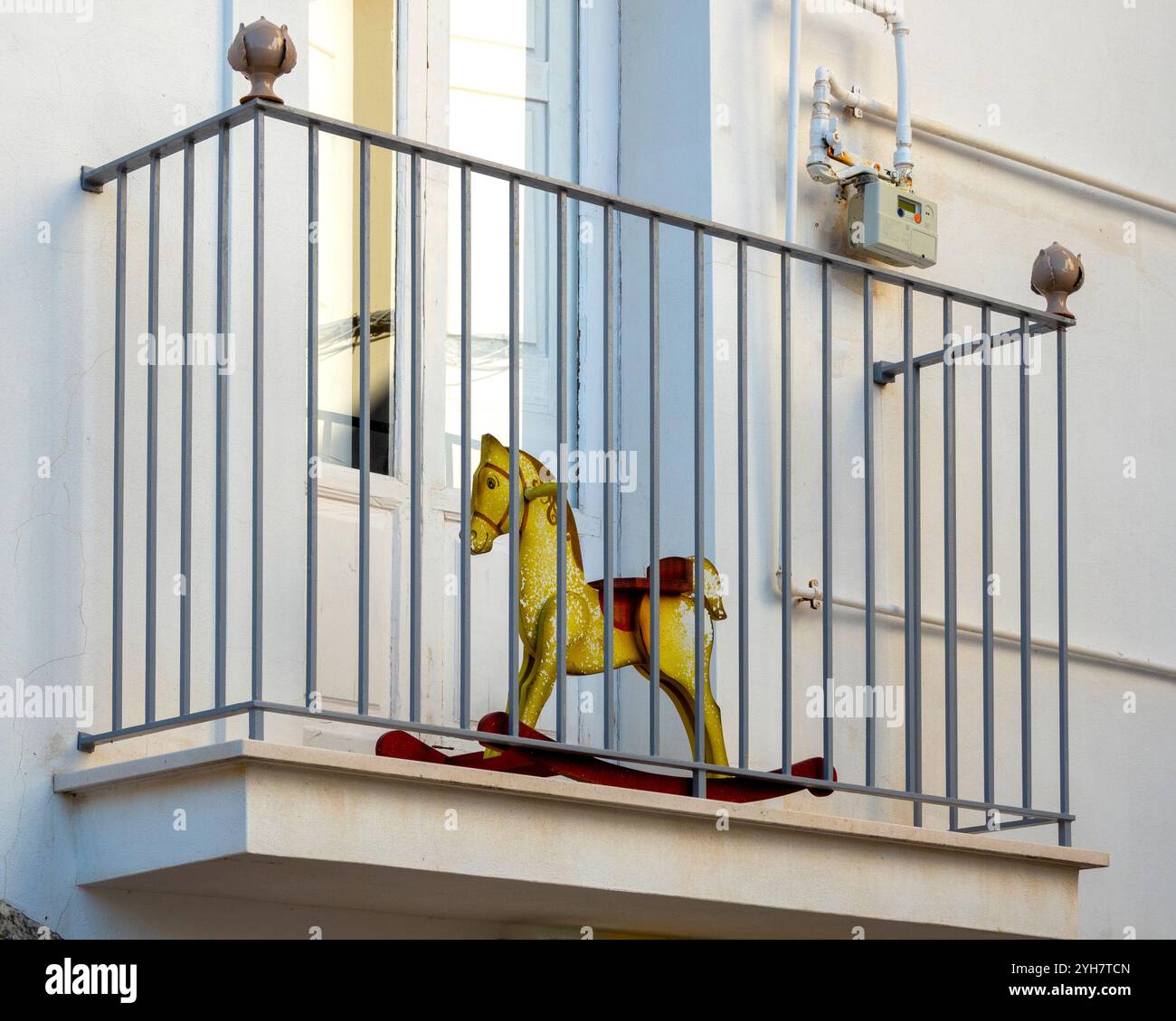 Cavallo giocattolo vintage su balcone a Polignano a Mare, Italia Foto Stock