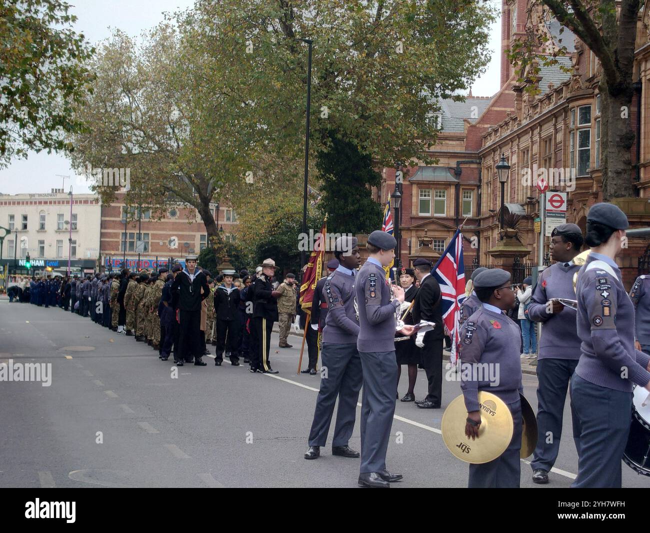 East Ham, Newham, Regno Unito. Il 10 novembre 2024 si è svolta la parata locale annuale, seguita da un servizio e da un silenzio verbale, oggi come il deputato Sir Stephen Timms, il sindaco Rokhsana Fiaz e i militari locali e altri gruppi lavorati lungo la High Street South dal municipio al Cenotafio a Central Park, East Ham. © Simon King/ Alamy Live News Foto Stock