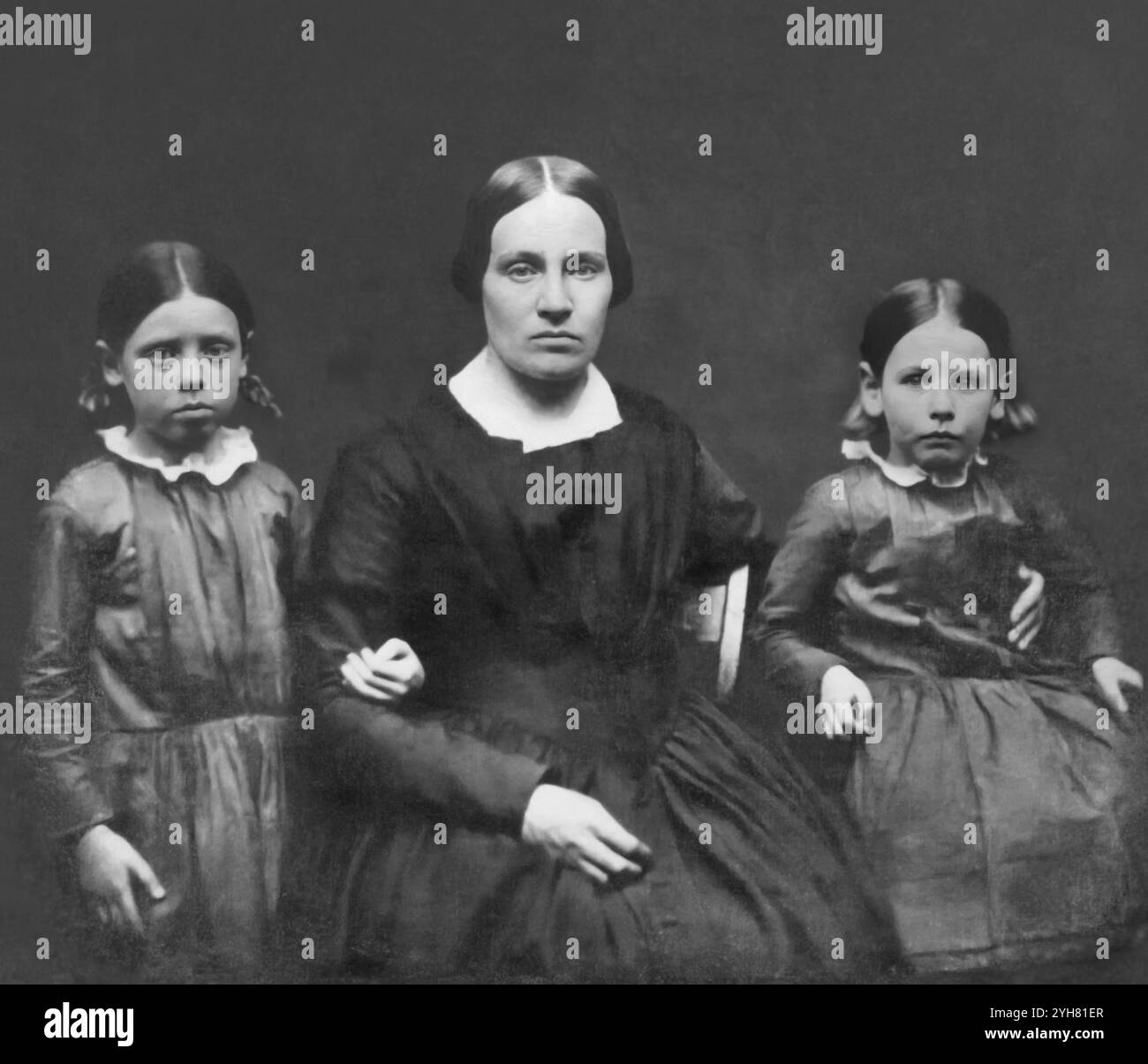 Mary Ann Brown (nata Day, 35 anni), moglie di John Brown, sposata nel 1833, con Annie (a sinistra, 8 anni) e Sarah (a destra, 5 anni) nel 1851. Daguerreotipo. Foto Stock