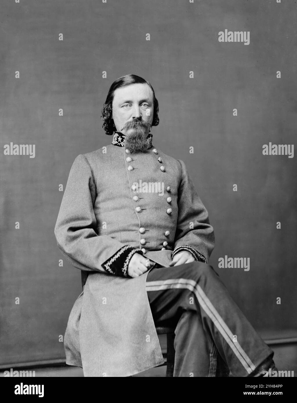 Ritratto del maggior generale George Edward Pickett del Confederate States Infantry Regiment in uniforme. Fotografato tra il 1861 e il 1865. Probabilmente creato da Mathew Brady Studio. Foto Stock