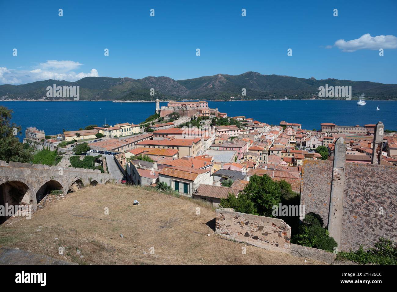 Vista panoramica della città di Portoferraio sull'isola d'Elba in Toscana, provincia di Livorno, dalle mura della fortezza con campo asciutto in primo piano Foto Stock