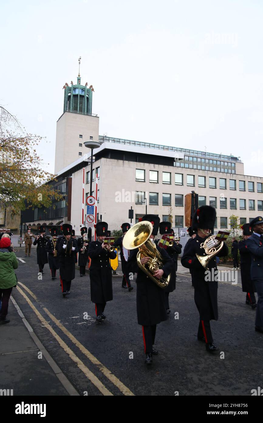 Remembrance Sunday, Veterans, Troops, Band of Royal Regiment Fusiliers prendono parte alla Remembrance Sunday Parade & Wreath Deposito al Royal Tank Regiment War Memorial, Church of St. War Memorial, Newcastle upon Tyne, Regno Unito, 10 novembre 2024, credito: DEW/Alamy Live News Foto Stock