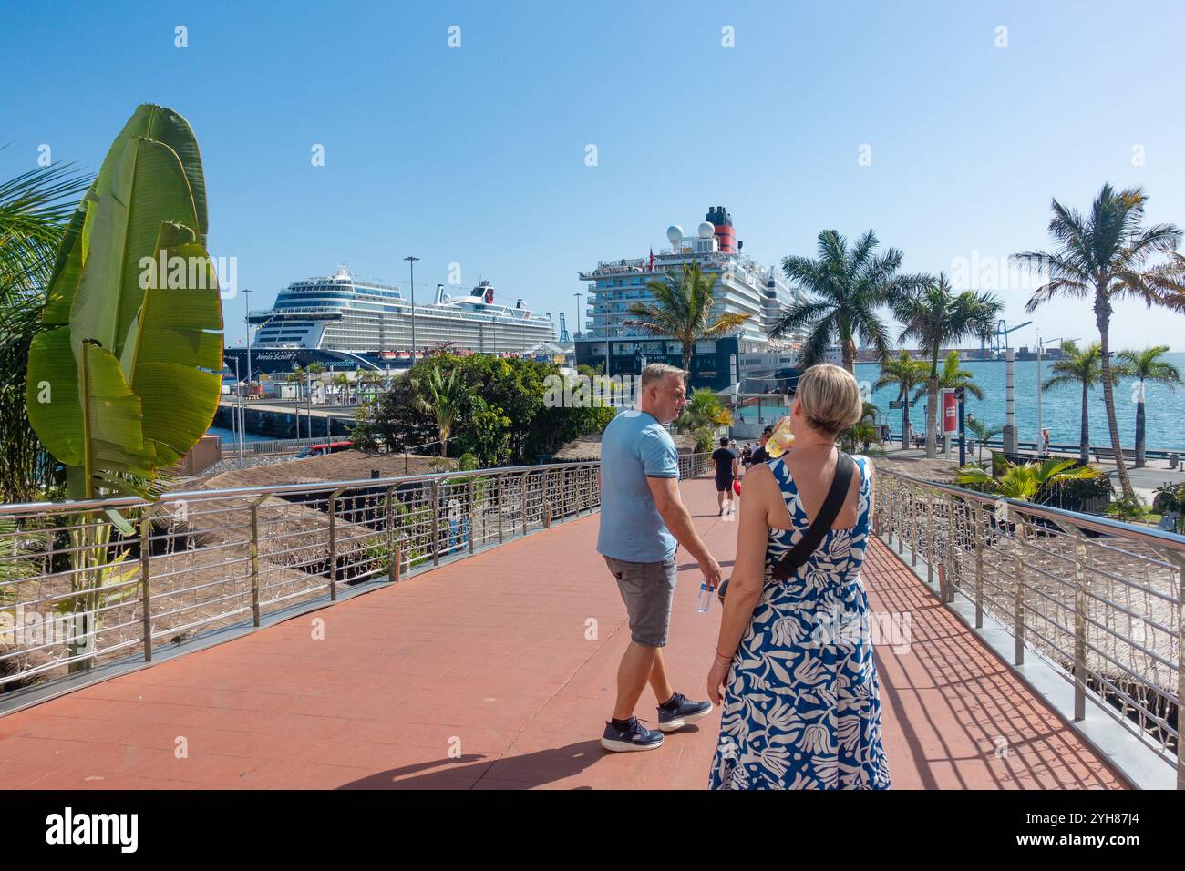 Gran Canaria, Isole Canarie, Spagna, 10 novembre 2024. I turisti, principalmente britannici e tedeschi, si uniscono alla gente del posto su una spiaggia della città piena di Las Palmas, poiché la temperatura insolitamente alta di novembre raggiunge i 36 gradi Celsius. NELLA FOTO: Nave da crociera Cunard line, Queen Anne. Crediti: Alan Dawson/Alamy Live News. Foto Stock