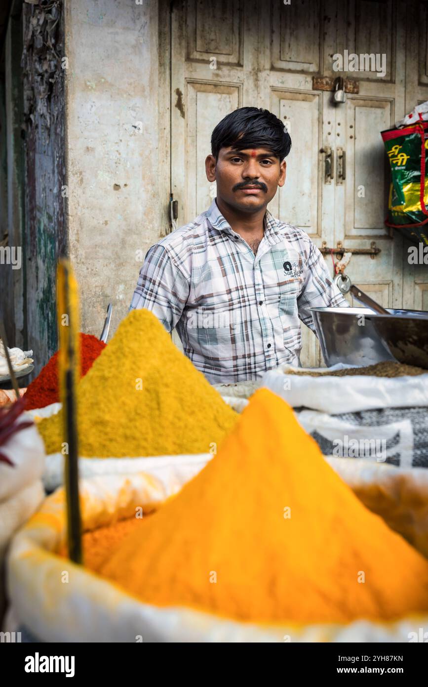 Ritratto di un venditore ambulante che vende specie, Ambaji, Gujarat, India Foto Stock