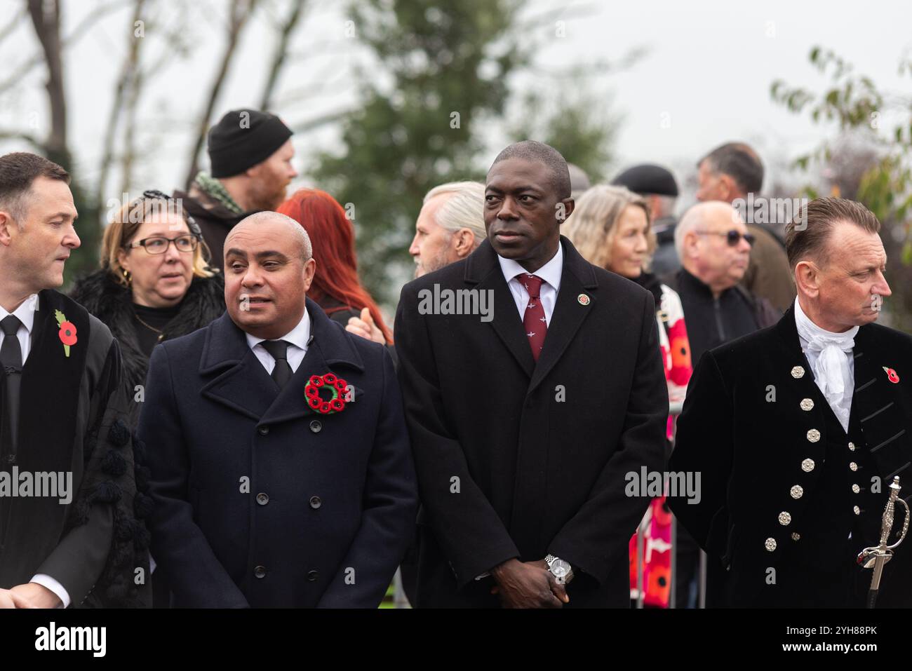 I deputati di Southend David Burton-Sampson e Bayo Alaba tra i dignitari che hanno preso il saluto dai partecipanti all'evento Remembrance Sunday Foto Stock