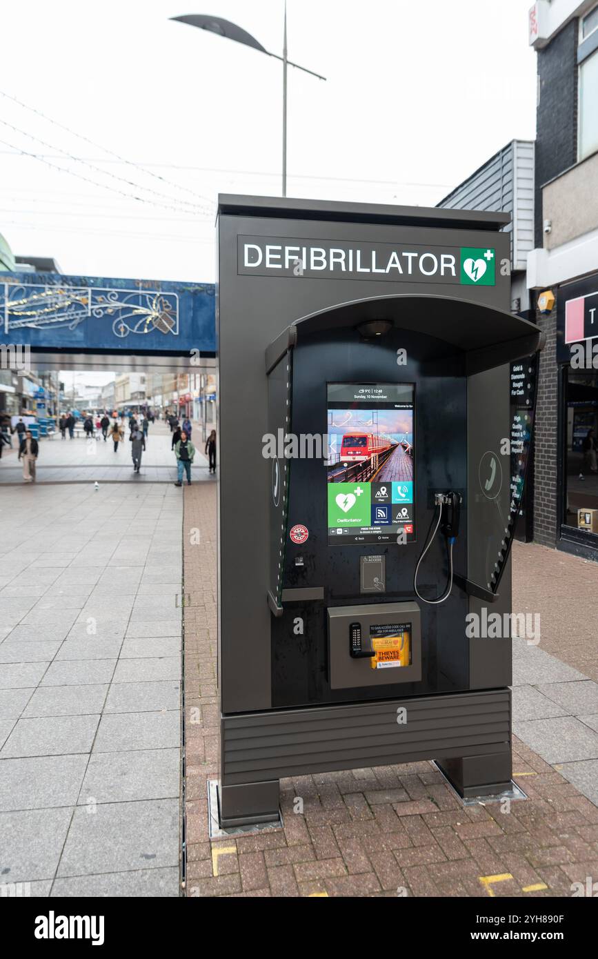 Nuova installazione multiservizio nella High Street di Southend on Sea, Essex, Regno Unito, con defibrillatore incluso. Unità hub informazioni con telefono di emergenza Foto Stock