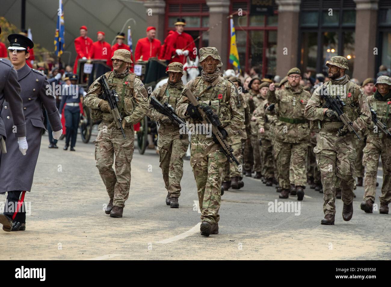 I soldati di vari contingenti militari partecipano alla sfilata annuale del Lord Mayor's Show, passando per la Cattedrale di St Paul a Londra. Marciando accanto ai carri colorati e alle esposizioni tradizionali, i reggimenti onorano l'inaugurazione del nuovo Lord Mayor della City di Londra. Foto Stock