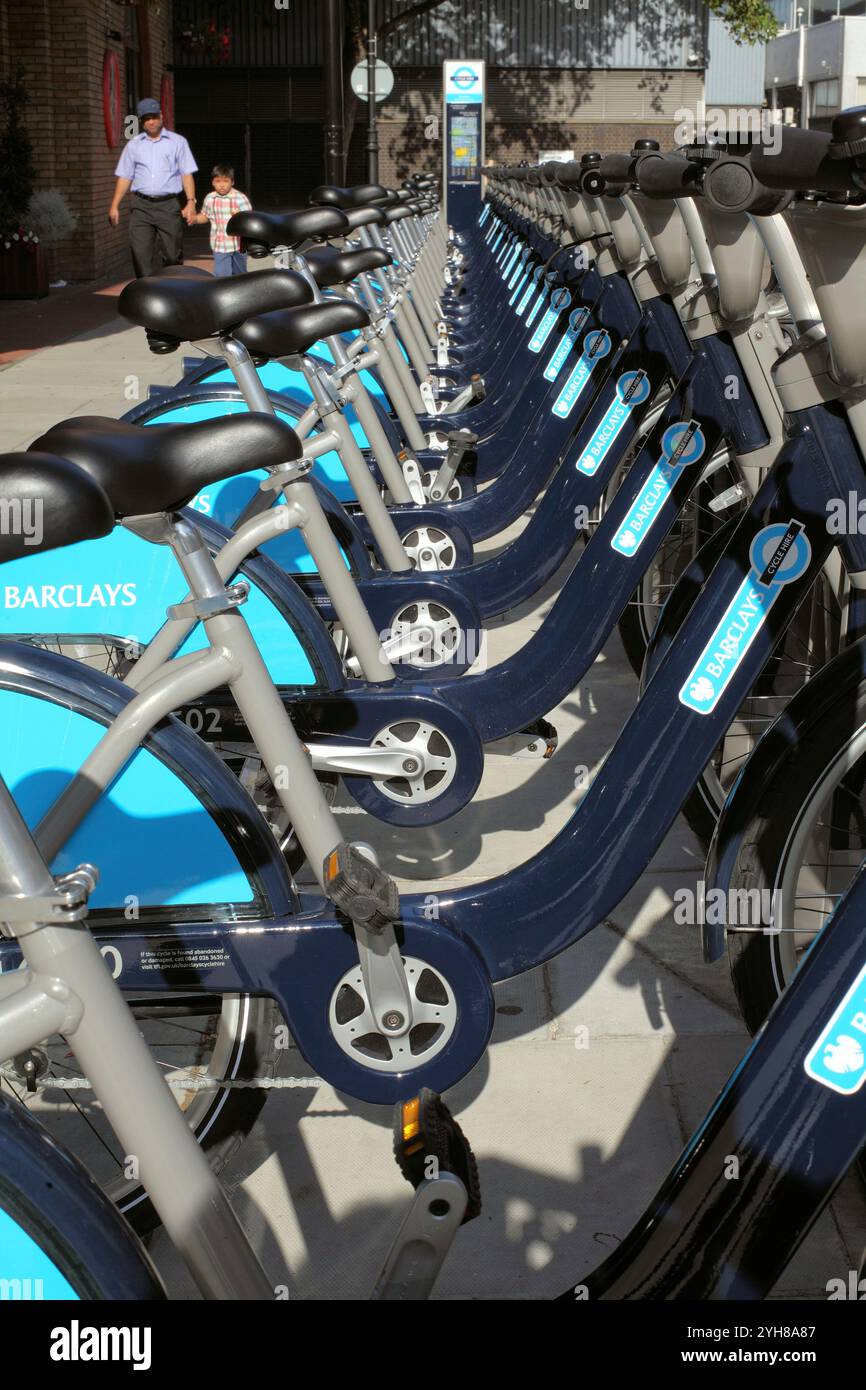 "Boris bike" aspetta i motociclisti in una stazione di aggancio a Londra, poco dopo la loro introduzione nel 2010. Foto Stock