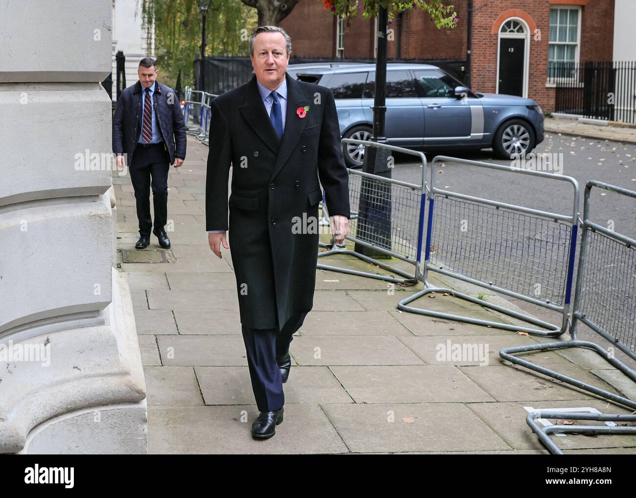 Downing Street, Londra, Regno Unito, 10 novembre 2024. David Cameron, Lord Cameron, ex primo ministro del Regno Unito, ex leader del partito conservatore. I politici, tra cui gli ex primi ministri, sono visti camminare per Downing Street sulla strada per partecipare alla cerimonia della domenica della memoria a Whitehall a Westminster. Crediti: Imageplotter/Alamy Live News Foto Stock