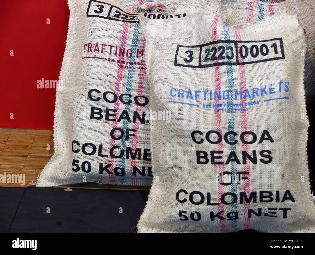 Parigi, Francia. 10 novembre 2024. Sacchetti di fave di cacao della Colombia esposti durante il Salon du Bon. Sotto l'egida dello chef stellato Thierry Marx, il Salon du Bon apre le porte alla sua prima edizione dall'8 al 10 novembre 2024 presso la grande Halle de la Villette di Parigi, Francia. Crediti: Bernard Menigault/Alamy Live News Foto Stock