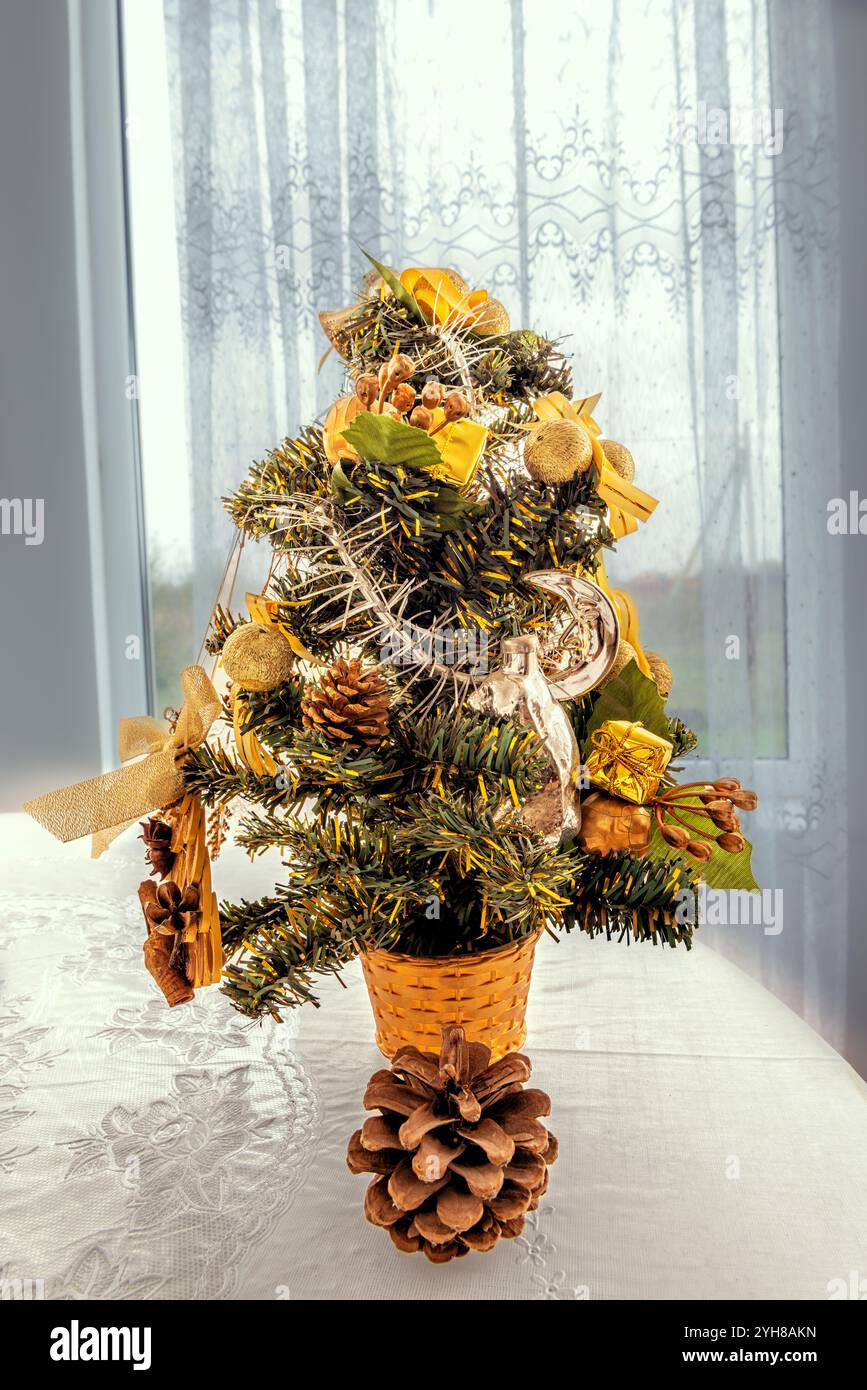 Piccolo albero di Natale artificiale con decorazioni Foto Stock