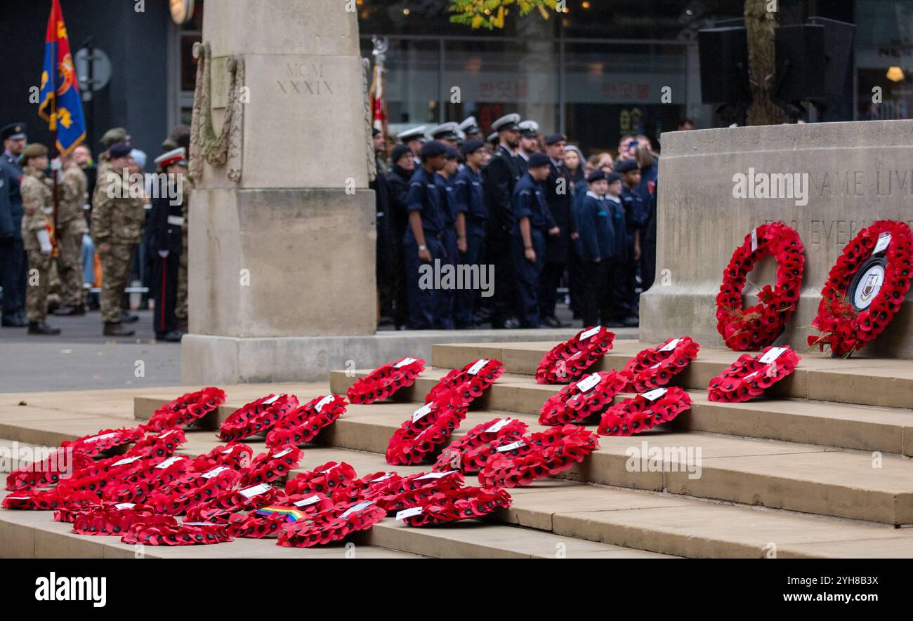 Manchester, Regno Unito. 10 novembre 2024. I membri del pubblico si unirono per guardare veterani militari, personale militare, polizia e dignitari al Remembrance sunday Service, Cenotaph, St Peter's Square, Manchester Regno Unito. Foto: Garyroberts/worldwidefeatures.com credito: GaryRobertsphotography/Alamy Live News Foto Stock