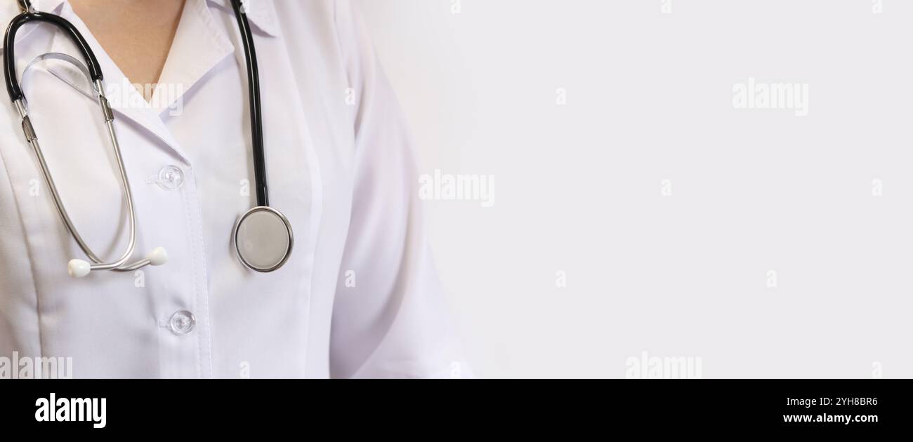 Medico o infermiere con stetoscopio. Medicina e concetto di salute. Pediatra in camice bianco con stetoscopio. Donna, medico e cardiofrequenzimetro Foto Stock