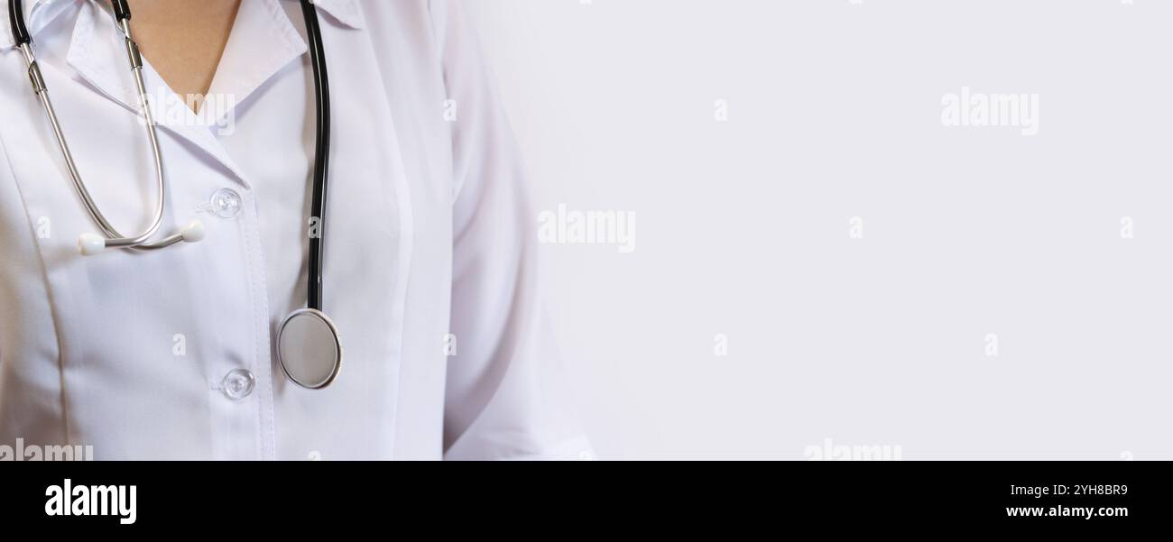 Medico o infermiere con stetoscopio. Medicina e concetto di salute. Pediatra in camice bianco con stetoscopio. Donna, medico e cardiofrequenzimetro Foto Stock