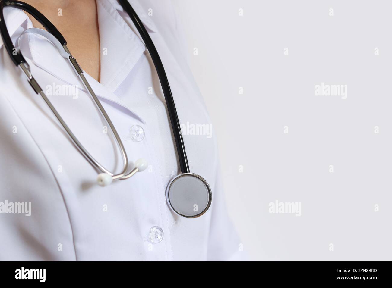 Medico o infermiere con stetoscopio. Medicina e concetto di salute. Pediatra in camice bianco con stetoscopio. Donna, medico e cardiofrequenzimetro Foto Stock