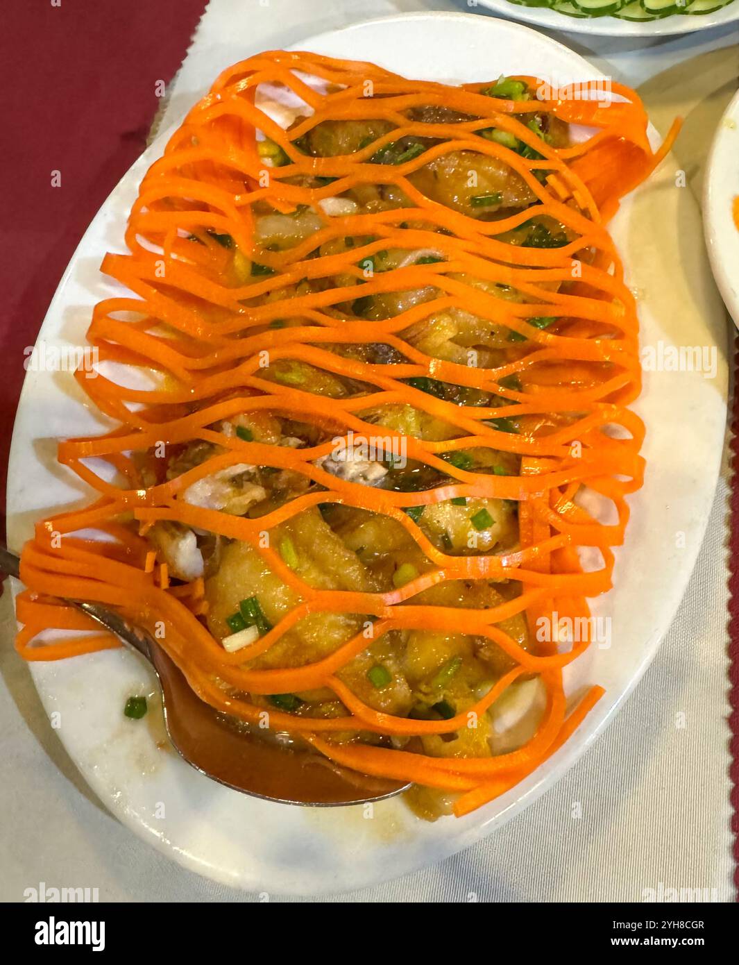 Piatto di pesce con lattice di carote Foto Stock