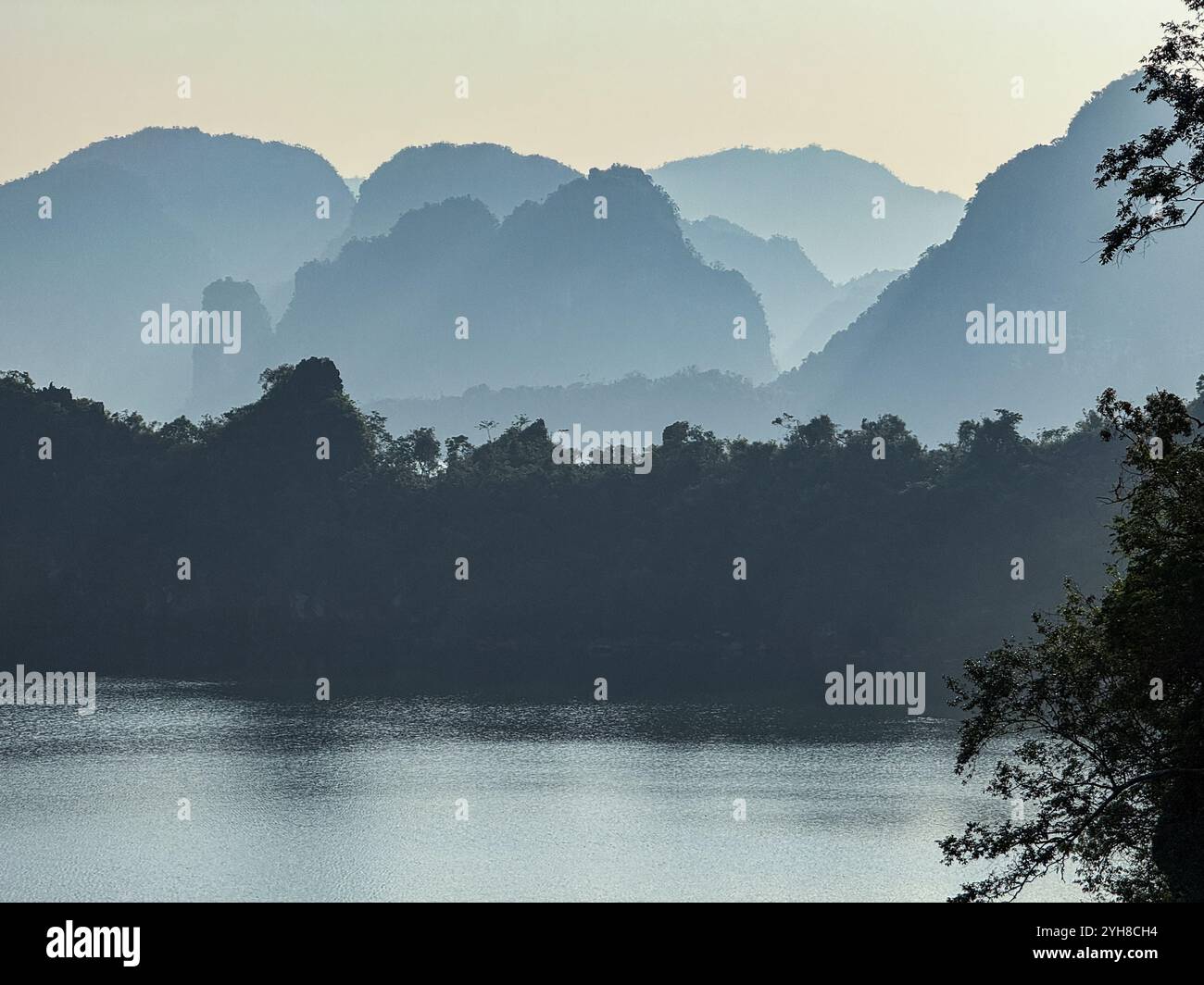 La Baia di Ha Long, Vietnam Foto Stock