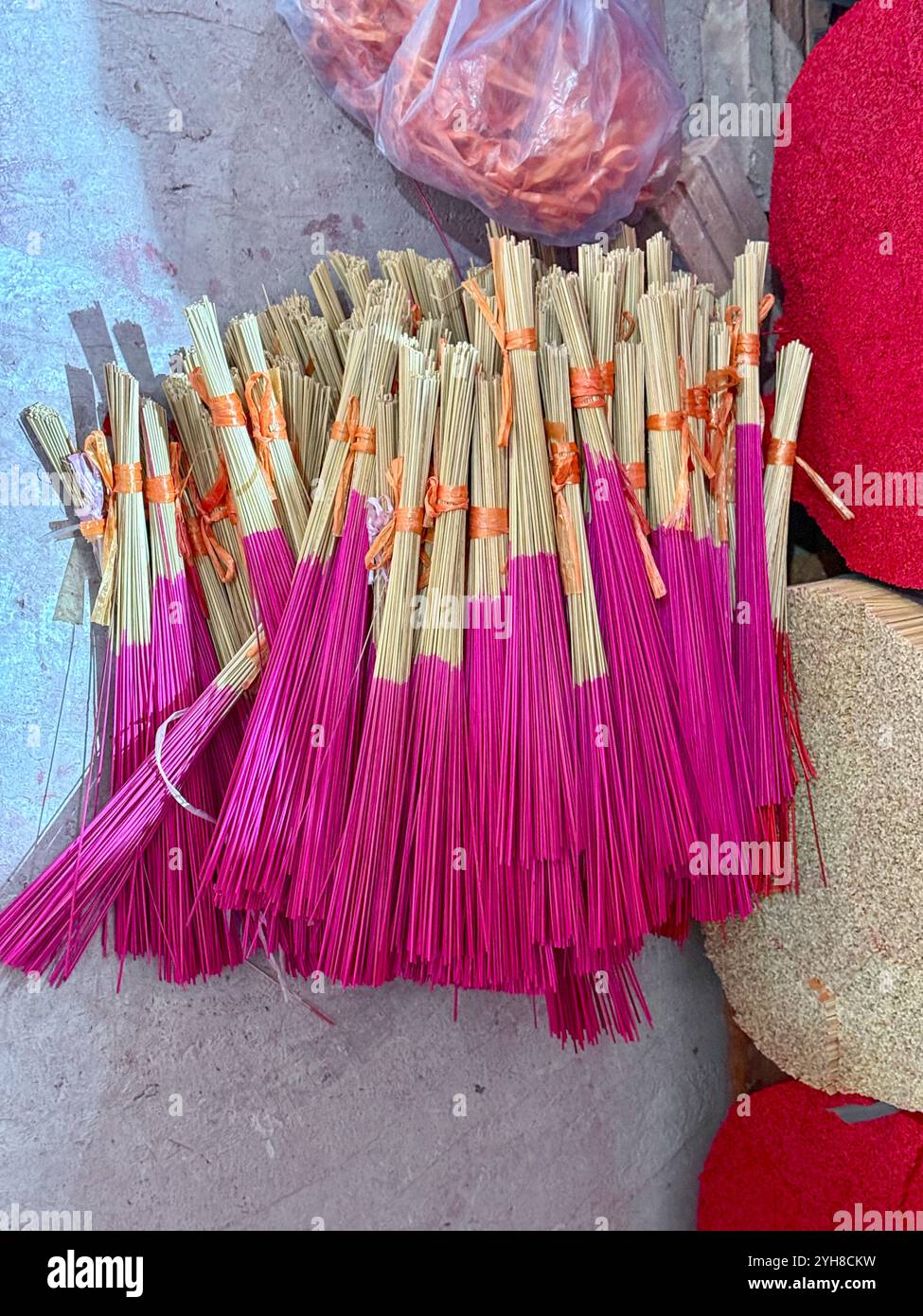 Bastoncini di bambù tinti immersi per preparare l'incenso Foto Stock