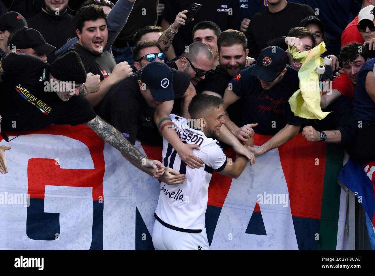 Roma, Italia. 10 novembre 2024. Jesper Karlsson del Bologna FC festeggia con i tifosi dopo aver segnato il gol del 1-3 durante la partita di serie A tra AS Roma e Bologna FC allo stadio Olimpico di Roma (Italia), 10 novembre 2024. Crediti: Insidefoto di andrea staccioli/Alamy Live News Foto Stock