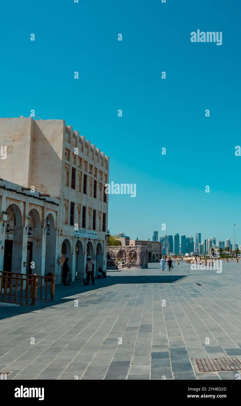 Souq Waqif e Doha, skyline del Qatar sullo sfondo Foto Stock