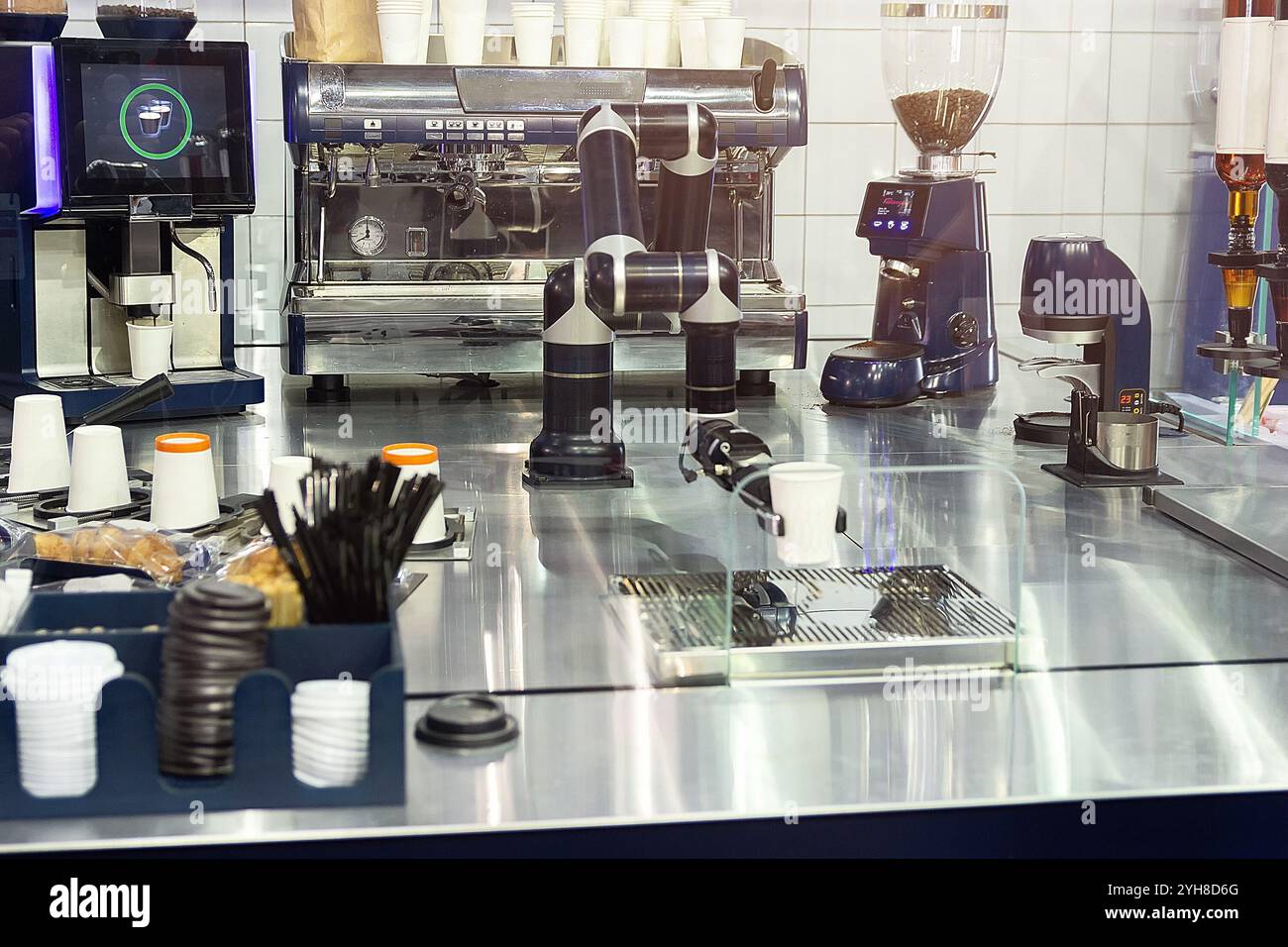 Robot con intelligenza artificiale per preparare il caffè sulla macchina da caffè. Serve cibo e bevande Foto Stock