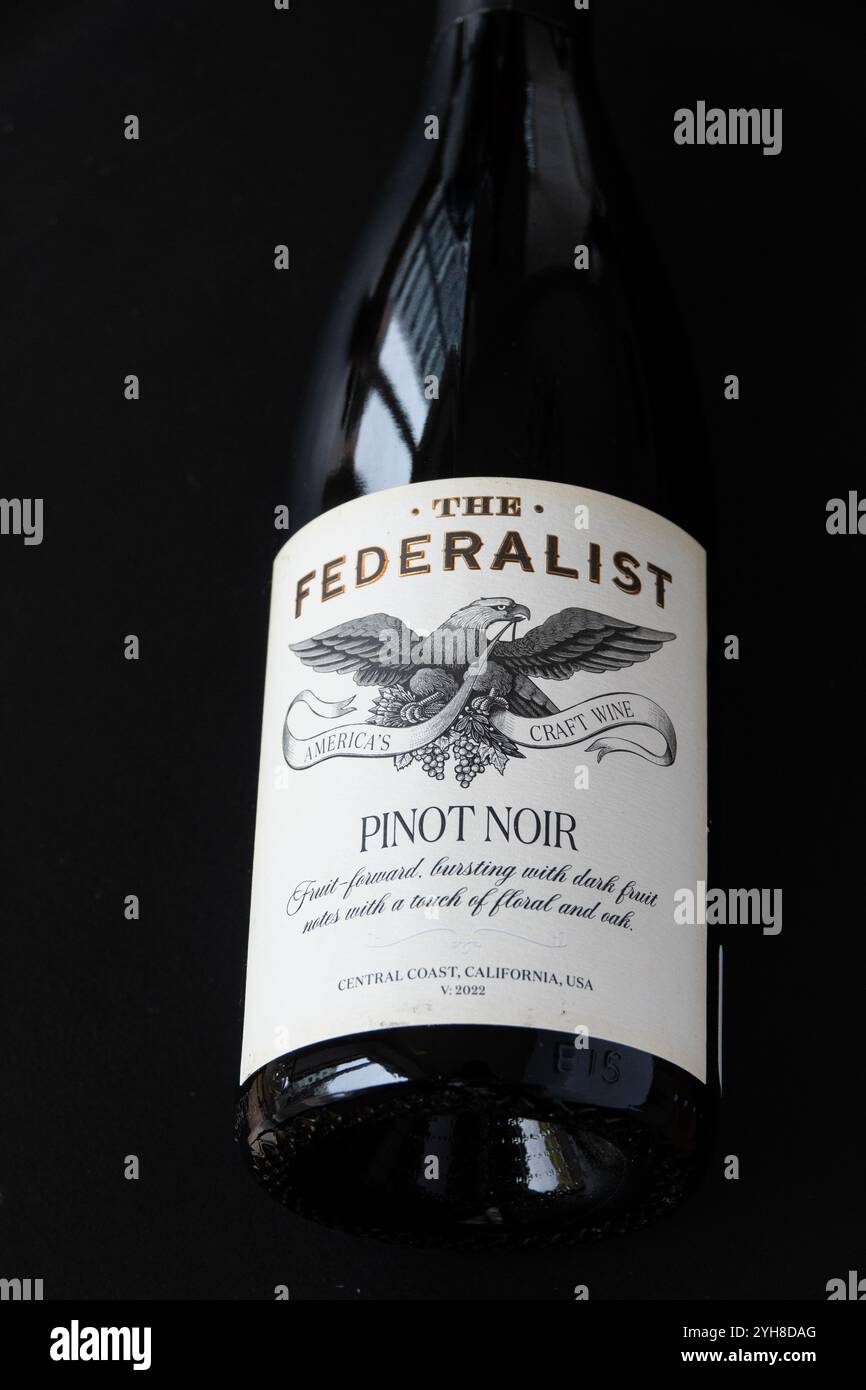 Bottiglia di vino rosso pinot nero federalista proveniente dalla California, Stati Uniti. Isolato su sfondo nero. Copenaghen, Danimarca - 10 novembre 2024. Foto Stock