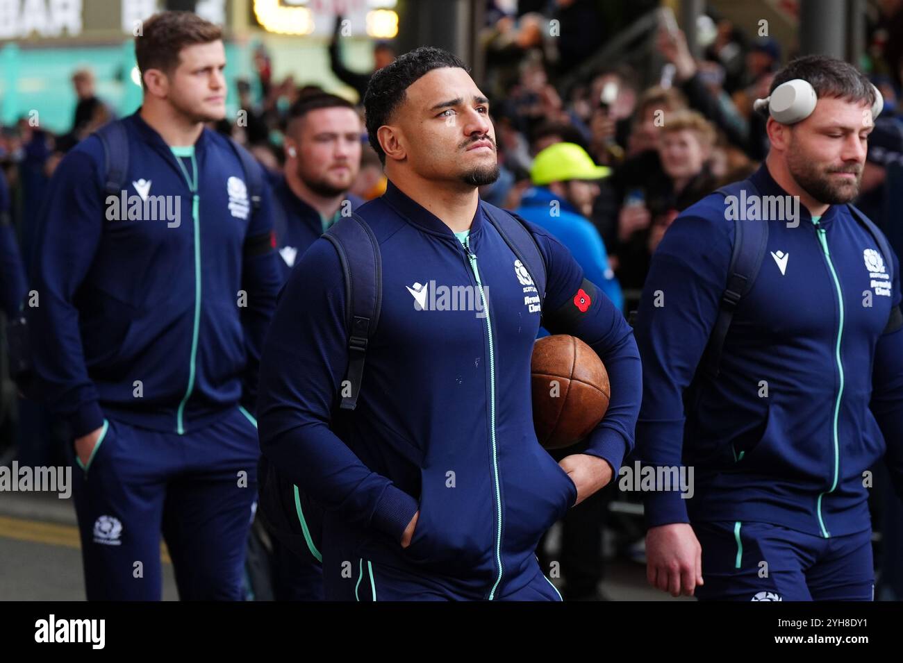 Il Sione Tuipulotu (centro) della Scozia conduce i giocatori allo stadio in vista della partita internazionale autunnale allo Scottish gas Murrayfield Stadium di Edimburgo. Data foto: Domenica 10 novembre 2024. Foto Stock