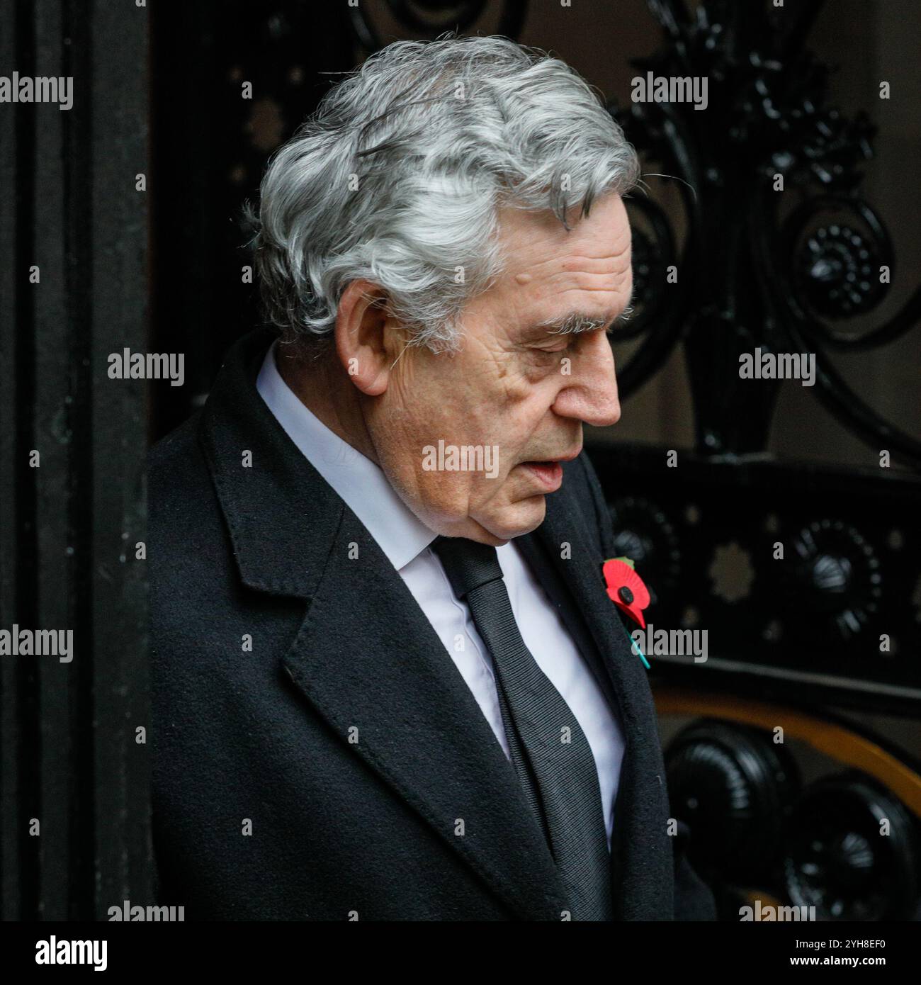 Downing Street, Londra, Regno Unito, 10 novembre 2024. Gordon Brown, ex primo ministro ed ex leader del Partito Laburista. I politici, tra cui gli ex primi ministri, sono visti camminare per Downing Street sulla strada per partecipare alla cerimonia della domenica della memoria a Whitehall a Westminster. Crediti: Imageplotter/Alamy Live News Foto Stock
