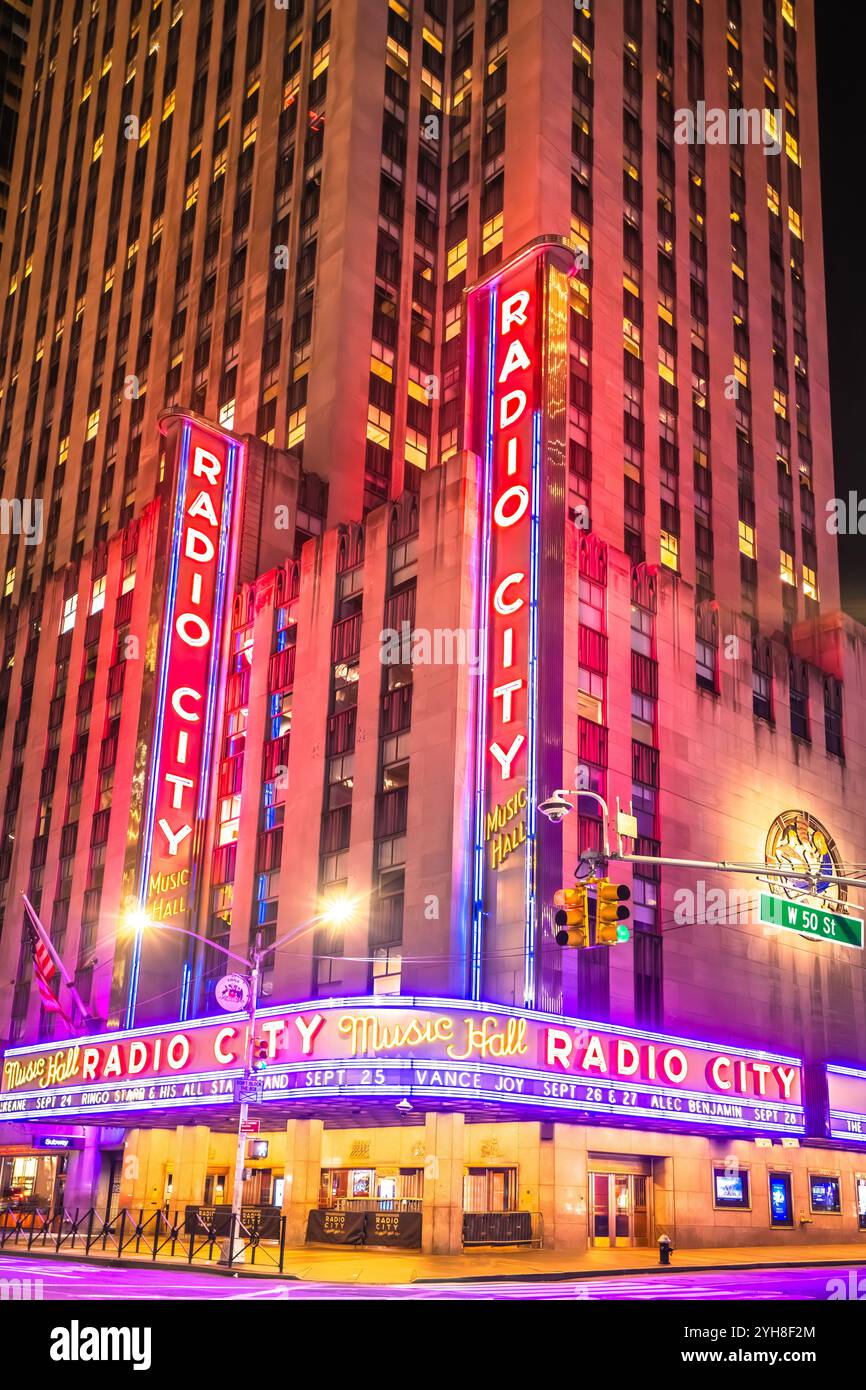 New York City, USA, 16 settembre 2024: Vista serale della famosa radio City Hall di New York. Famoso punto di riferimento in città che non dorme mai. Luogo di ritrovo. Foto Stock