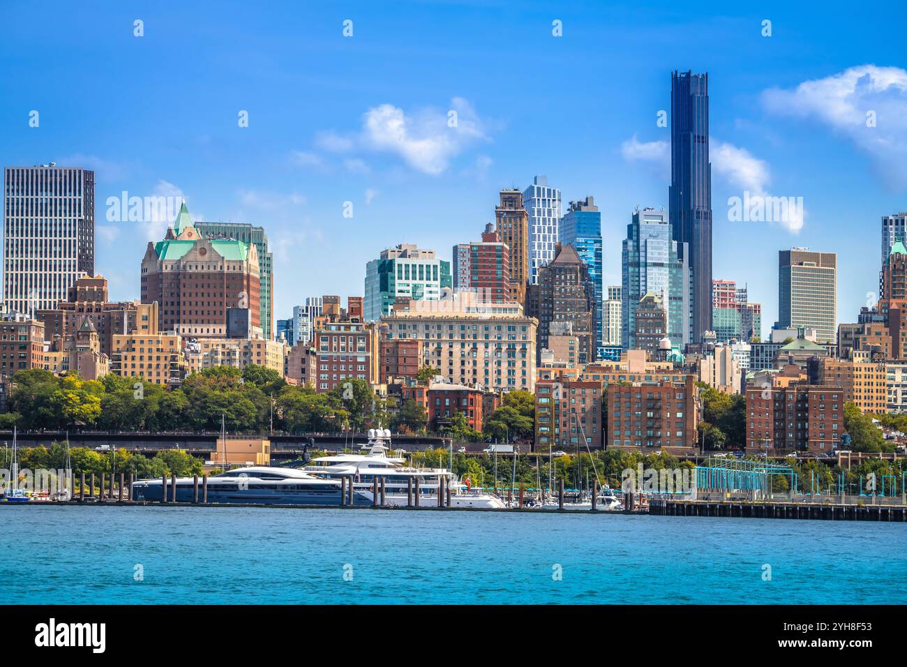 Il porto degli yacht di Brooklyn Heights e la costa di New York offrono una vista dall'East River, la città più grande degli Stati Uniti Foto Stock