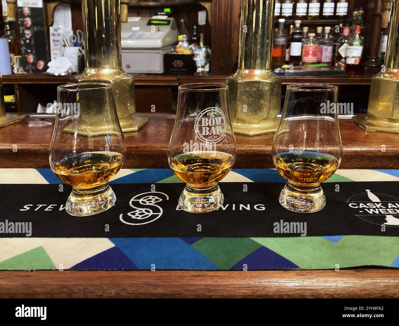 Al bar viene servito un whisky dram, il Bow Bar Edinburgh Foto Stock