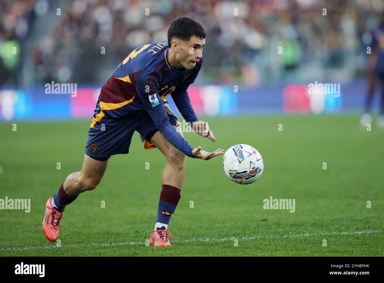 Roma, Italia. 10 novembre 2024. Matias Soule' di Roma durante la partita di campionato italiano di serie A tra AS Roma e Bologna FC il 10 novembre 2024 allo Stadio Olimpico di Roma. Crediti: Federico Proietti / Alamy Live News Foto Stock