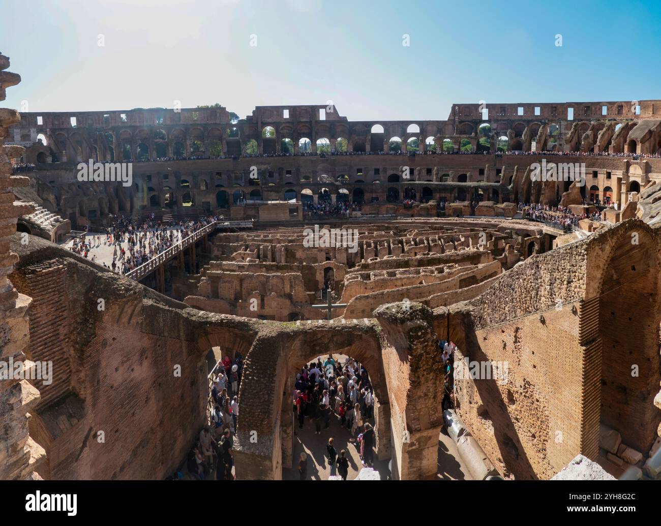 Roma, Italia - 1 novembre 2024: Numerosi turisti in visita al Colosseo Romano. Questo maestoso e iconico anfiteatro è uno dei tour più popolari di Roma Foto Stock