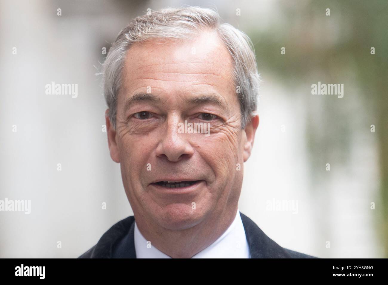 Londra, Regno Unito. 10 novembre 2024. Il leader Reform UK Nigel Farage arriva a Downing Street per partecipare a un servizio domenicale in commemorazione del contributo dei militari e civili britannici e del Commonwealth e delle donne nelle due guerre mondiali e in seguito nel conflitto. Credito: Justin ng/Alamy Live News. Foto Stock