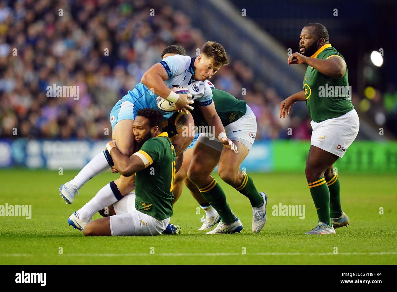 Huw Jones della Scozia viene affrontato dal sudafricano Lukhanyo Am durante la partita internazionale autunnale allo Scottish gas Murrayfield Stadium di Edimburgo. Data foto: Domenica 10 novembre 2024. Foto Stock