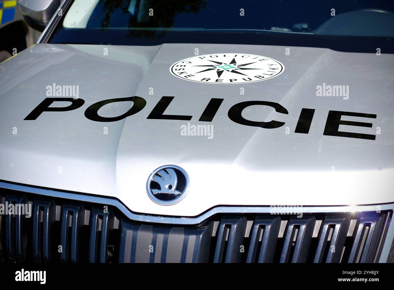 Particolare dell'iscrizione polizia (ENG = polizia) e l'emblema della polizia della Repubblica ceca sul cofano di un'auto della polizia Skoda d'argento. Foto Stock