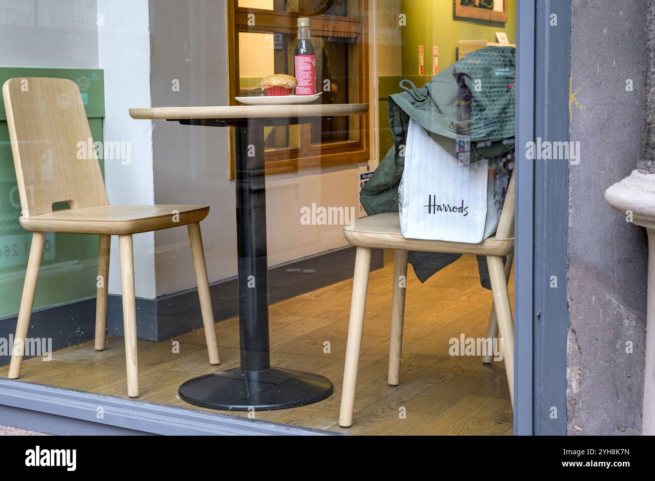 Borsa Harrods su una sedia da caffè, Scozia, Regno Unito Foto Stock