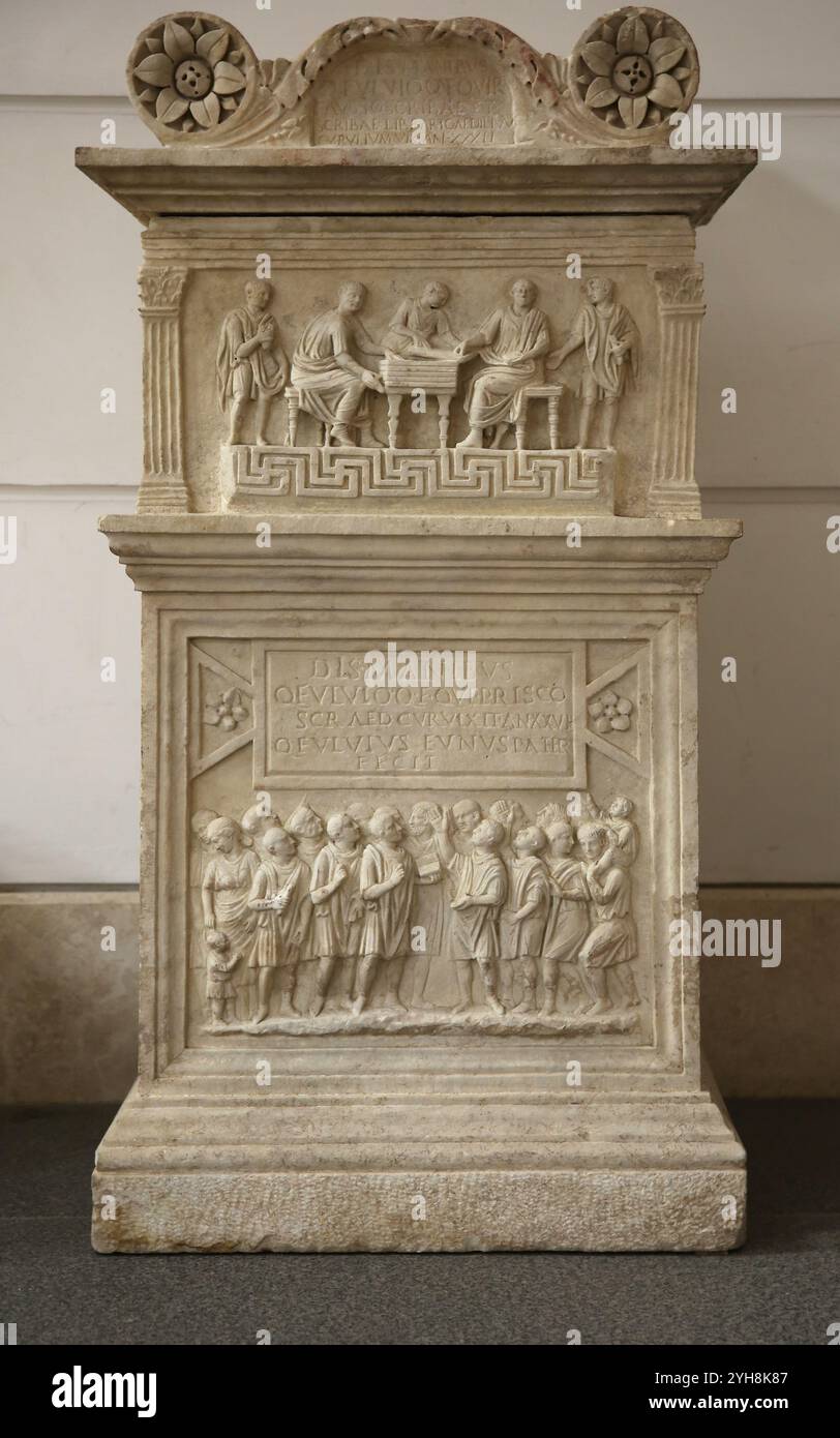 Altare funerario romano raffigurante scribi pubblici che assaltano magistrati. 25-50 CE. Museo Nazionale Romano (Terme di Diocleziano). Roma. Italia. Foto Stock