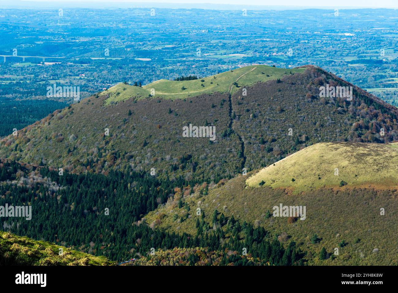 Vista sul Puy de come. Parco naturale regionale dei Vulcani dell'Alvernia, patrimonio dell'umanità dell'UNESCO, dipartimento del Puy de Dome, Alvernia-Rodano-Alpi, Francia Foto Stock
