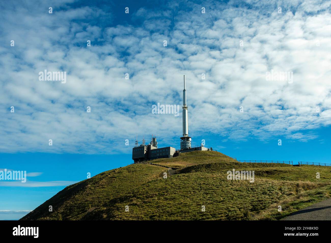 Parco naturale regionale dei Vulcani dell'Auvergne. Antenna TDF in cima al Puy de Dome, dipartimento del Puy de Dome, Alvernia Rodano Alpes, Francia Foto Stock