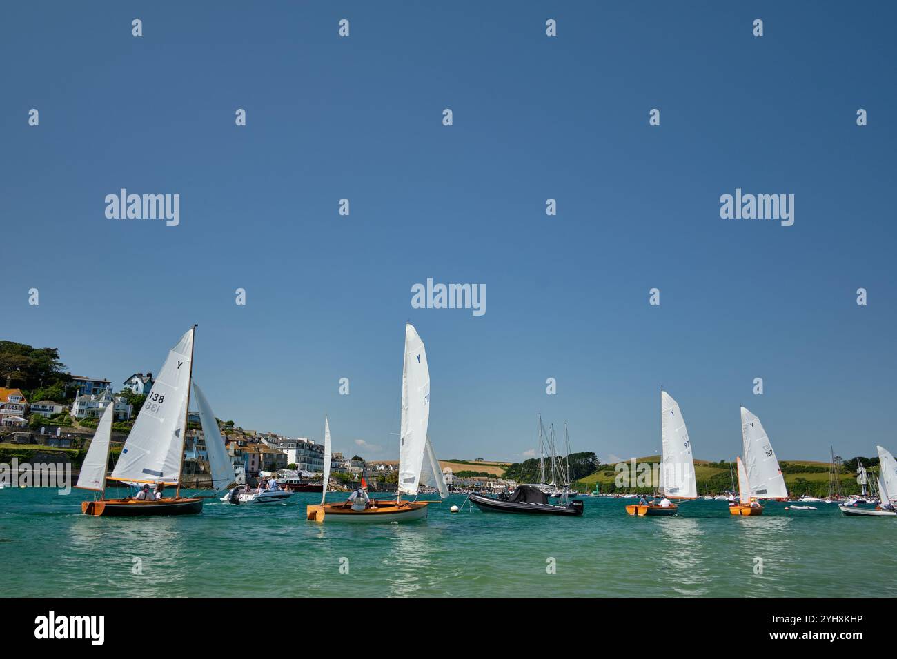 Salcombe Yawls corse al largo di Mill Bay, Salcombe Estuary, Devon, Regno Unito Foto Stock