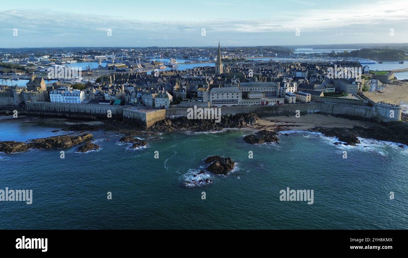 drone en bord de mer au dessus d'un monument historique drone sul mare sopra un monumento storico Foto Stock