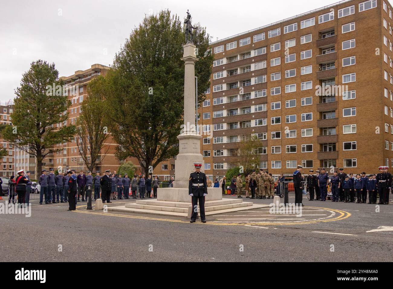 War Memorial, Grand Parade, Hove, City of Brighton & Hove, East Sussex, Regno Unito. Ricordo domenica, Hove. La domenica della memoria si tiene nel Regno Unito come giorno per commemorare il contributo dei militari e delle donne britannici e del Commonwealth nelle due guerre mondiali e nei successivi conflitti. Si tiene la seconda domenica di novembre. 10 novembre 2024. David Smith/Alamy News Foto Stock