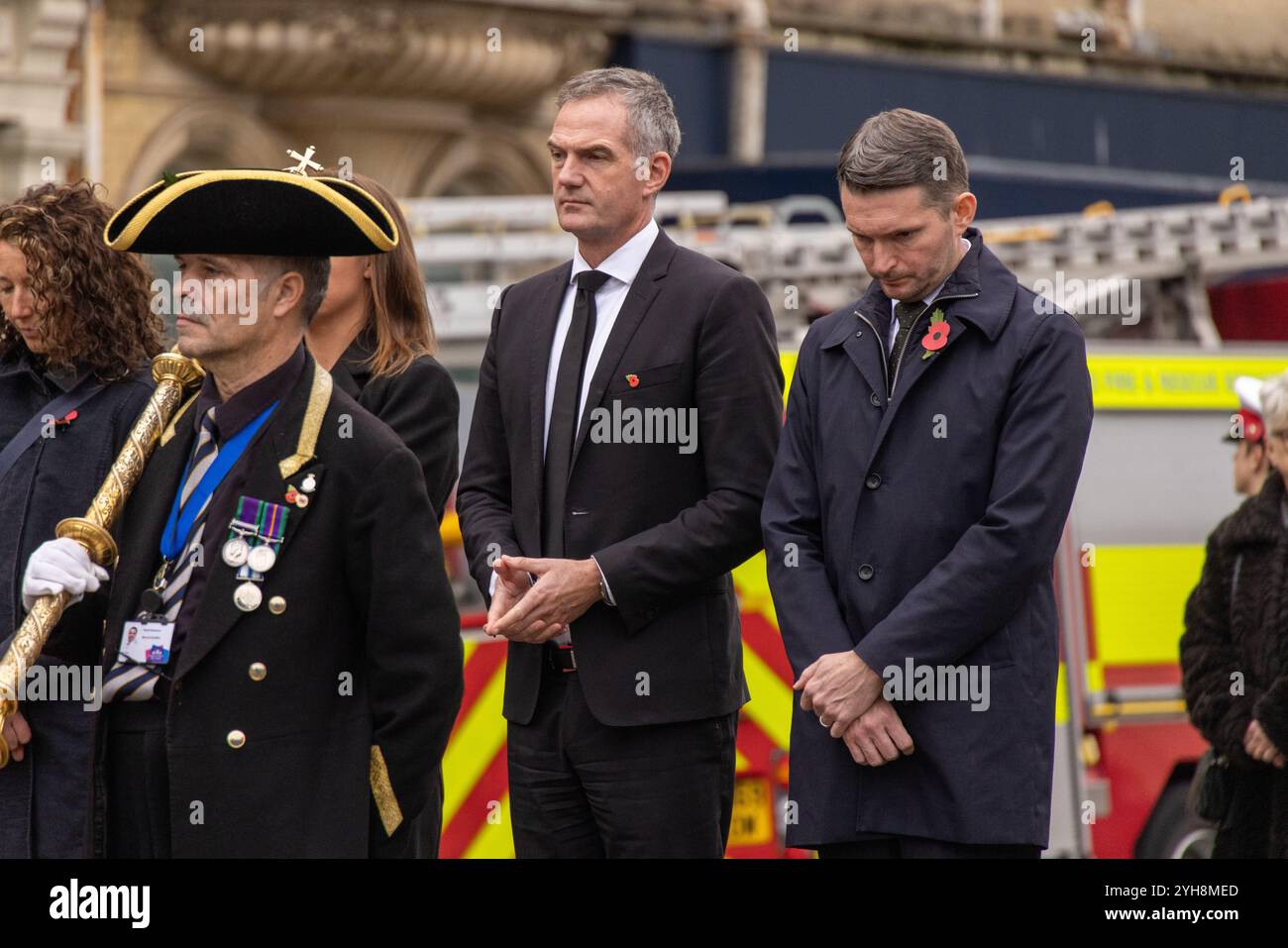 War Memorial, Grand Parade, Hove, City of Brighton & Hove, East Sussex, Regno Unito. Ricordo domenica, Brighton. La domenica della memoria si tiene nel Regno Unito come giorno per commemorare il contributo dei militari e delle donne britannici e del Commonwealth nelle due guerre mondiali e nei successivi conflitti. Si tiene la seconda domenica di novembre. Questa immagine raffigura il deputato del Regno Unito Peter Kyle Ministro della Scienza e della tecnologia e Chris Ward deputato per Brighton Kemptown e Peacehaven 10 novembre 2024. David Smith/Alamy News Foto Stock