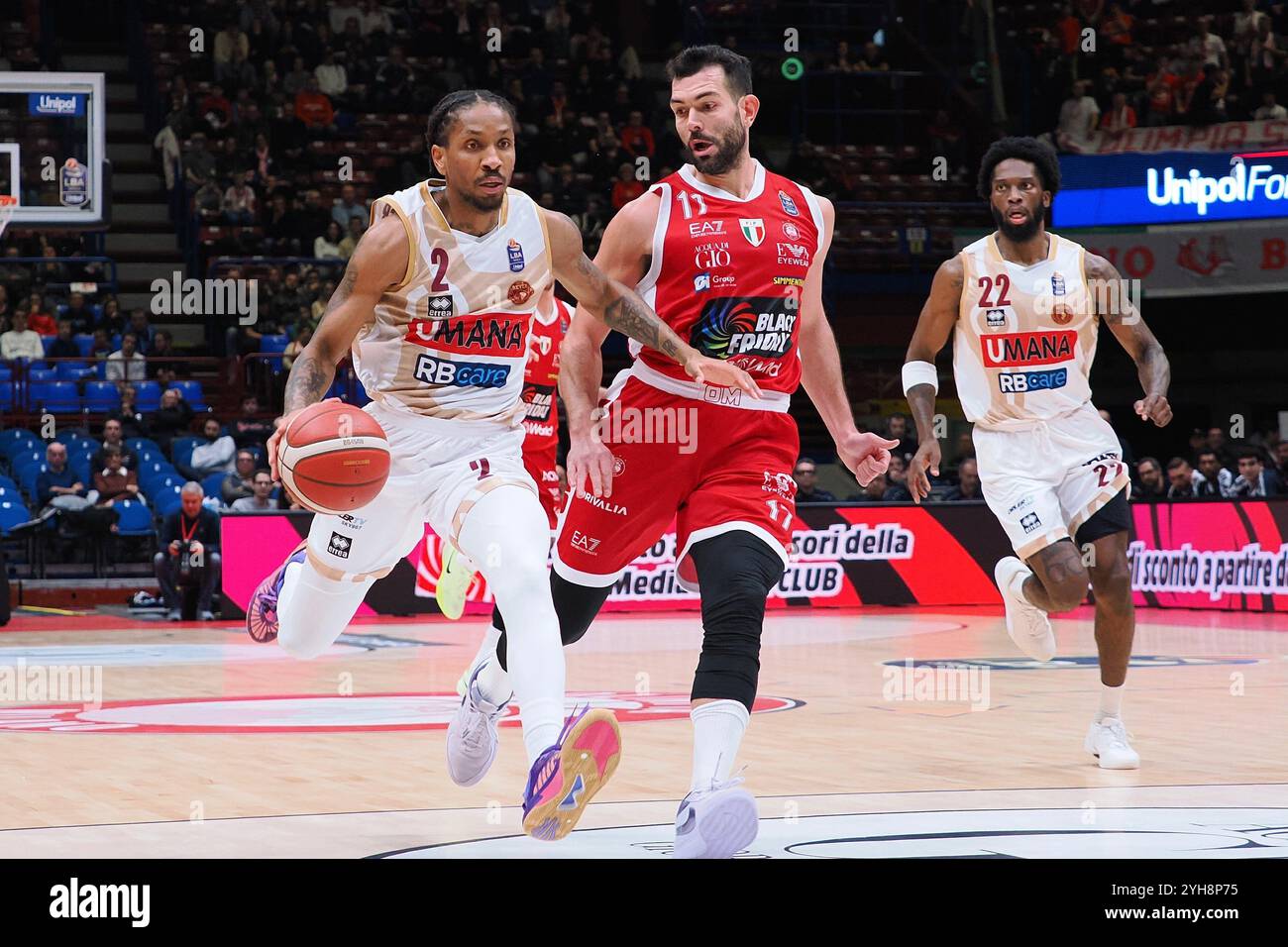 Rodney McGruder (Umana Reyer Venezia) &amp; Giampaolo Ricci (EA7 Emporio Armani Olimpia Milano) durante EA7 Emporio Armani Milano vs Umana Reyer Venezia, partita di serie A di pallacanestro ad Assago (mi), Italia, 10 novembre 2024 Foto Stock