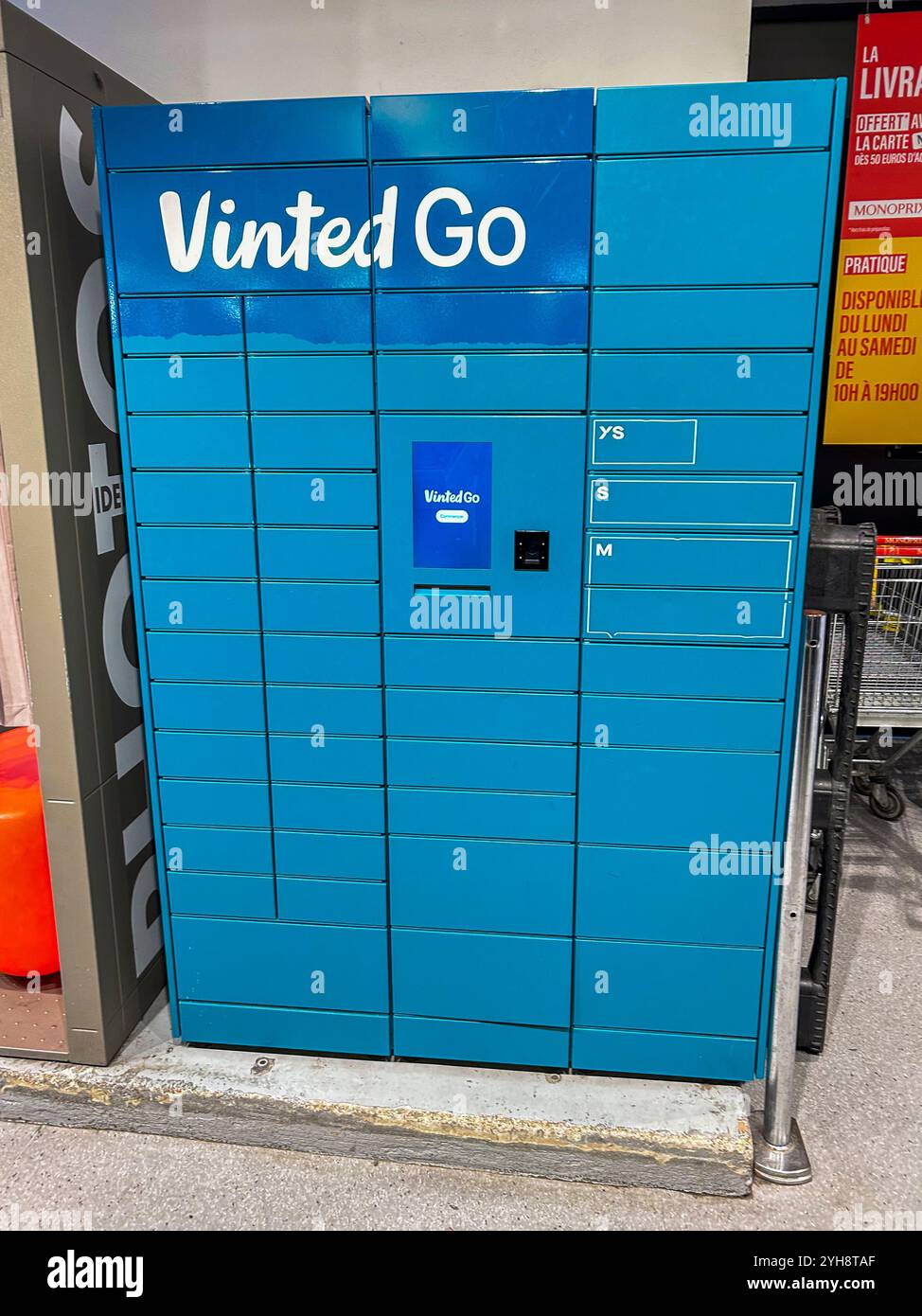 Parigi, Francia, dettaglio, "Vinted Go" Box, distribuzione, trasporto, per articoli usati su applicazione vinata , nel supermercato locale Foto Stock