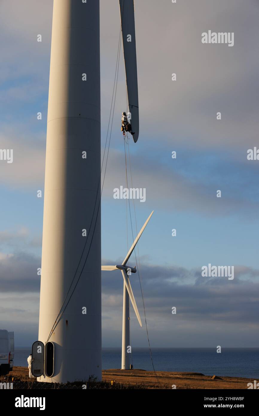 9 novembre 2024. Forss, Caithness, Scozia. Il tecnico Michael Parry ripara una lama di un mulino a vento presso la Forss Wind Farm vicino a Thurso, Scozia. Foto Stock