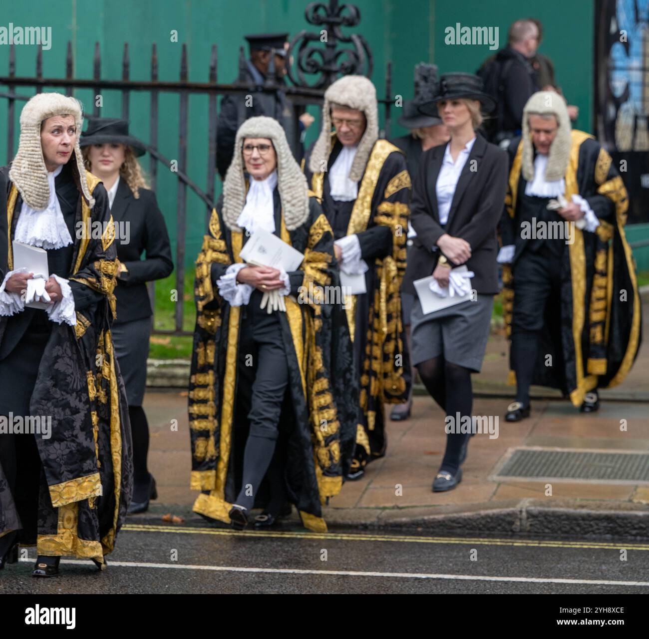 Lord e Lady Judges of Appeal visti durante la processione. I giudici e i membri della professione legale nel Regno Unito lasciano l'abbazia di Westminster dopo un servizio per segnare l'inizio dell'anno legale in Inghilterra e Galles. Foto Stock