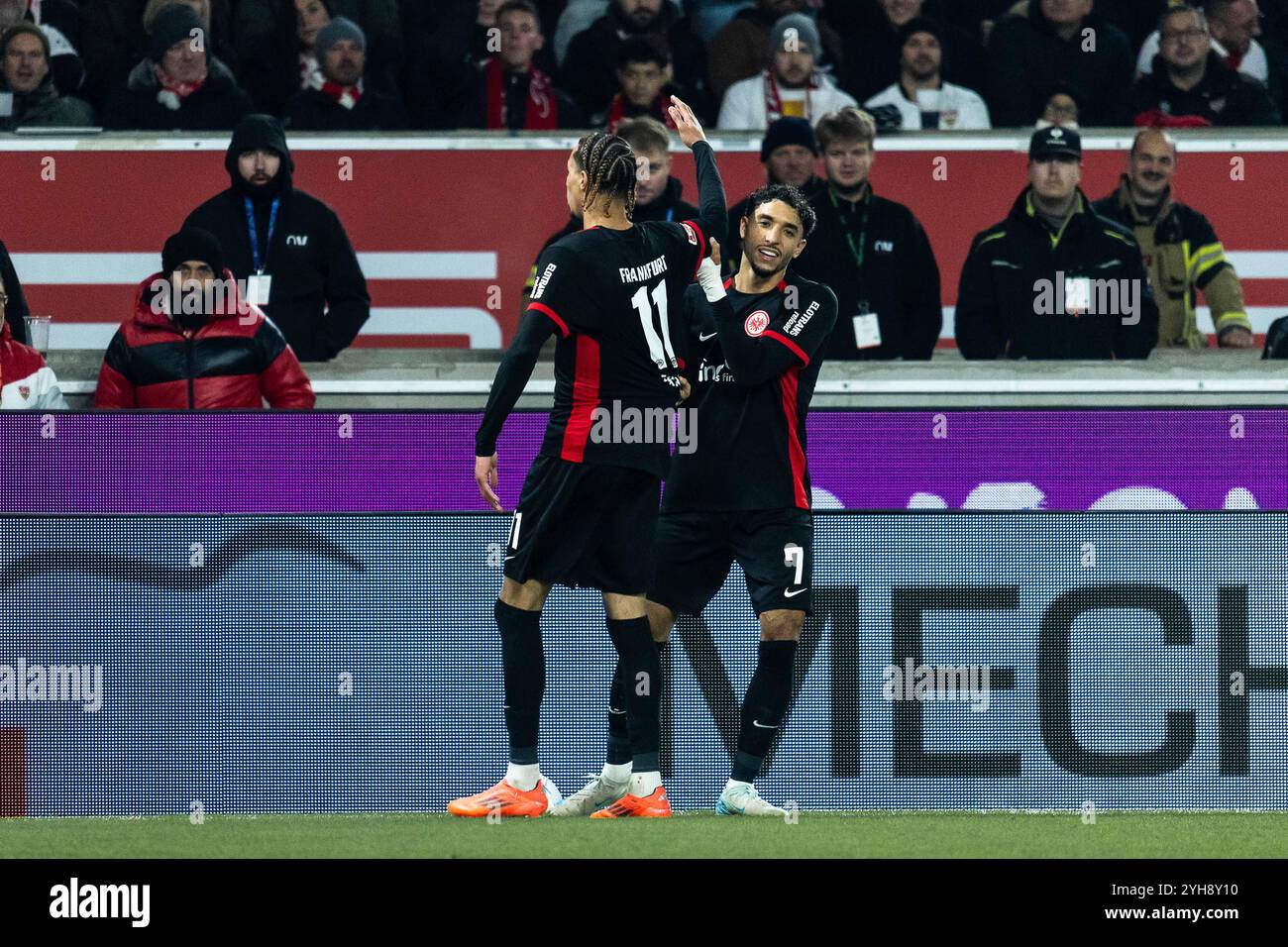 Hugo EKITIKE (Eintracht Frankfurt, #11) erzielt das Tor zum 1:0 fuer Frankfurt, jubelt/freut sich mit Omar MARMOUSH (Eintracht Frankfurt, #07), Emotion, Freude, Begeisterung GER, VfB Stuttgart (VFB) vs. Eintracht Frankfurt (SGE), Fussball, Maenner, Herren, 1. Bundesliga, 10 anni. Spieltag, Saison 2024/2025, 10.11.2024 NORMATIVE DFL/DFB VIETANO QUALSIASI USO DI FOTOGRAFIE COME SEQUENZE DI IMMAGINI E/O QUASI-VIDEO foto: Eibner-Pressefoto/Oliver Schmidt Foto Stock