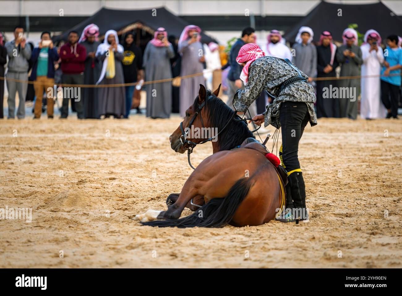 Saudi Arab Horse Rider in un tradizionale safari nel deserto in abqaiq Arabia Saudita. 10 gennaio 2020. Messa a fuoco selettiva sullo sfondo del soggetto sfocato Foto Stock